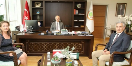 DKM Yönetim Kurulu Başkanı Dr. Uğur Zeydanlı ve Kıdemli Uzman Hatice Dinç, Çölleşme ve Erozyonla Mücadele Genel Müdürlüğü Genel Müdürü Prof. Dr. Kasım Yenigün ile önemli bir görüşme gerçekleştirdi.